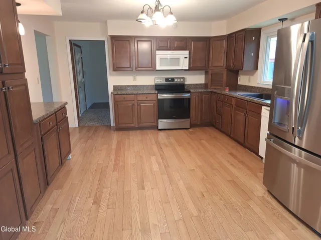 $2,600 | 1031 Saratoga Road, Moreau, NY 12831