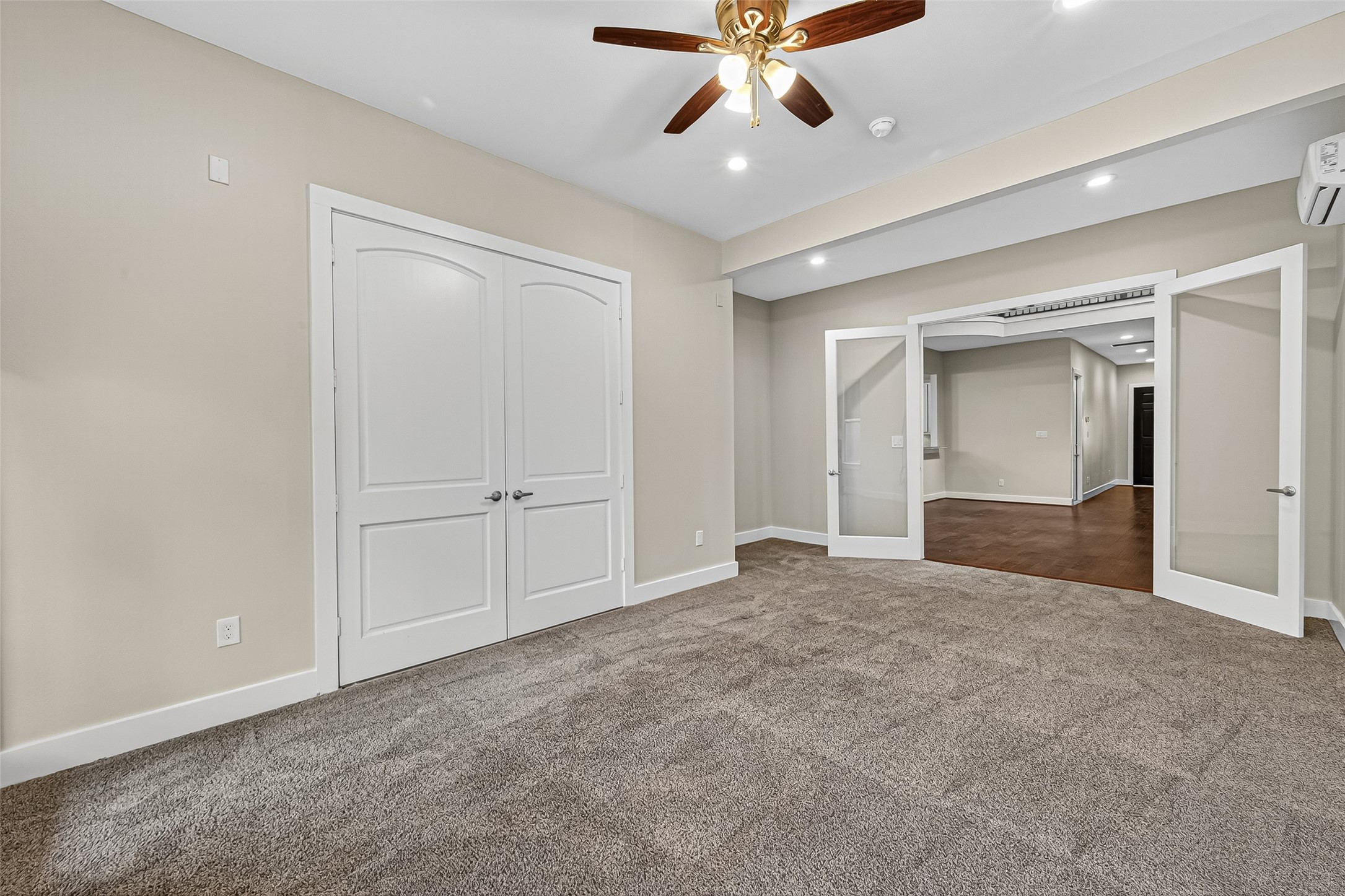 9508 Cedarpost Square Street Houston, TX 77055 - Photo 11 of 30 an empty room with fan and windows
