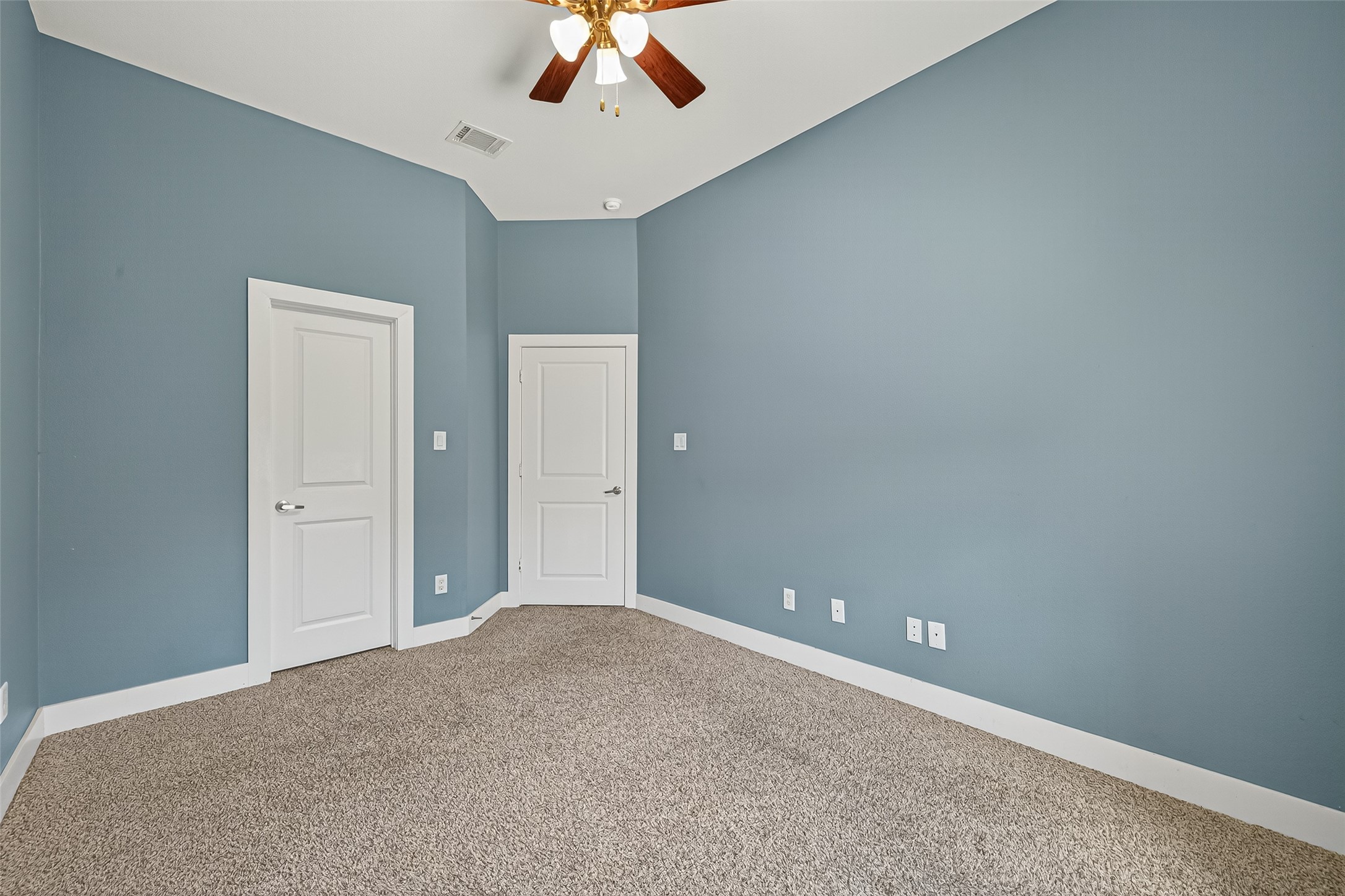 9508 Cedarpost Square Street Houston, TX 77055 - Photo 21 of 30 a view of an empty room and a ceiling fan
