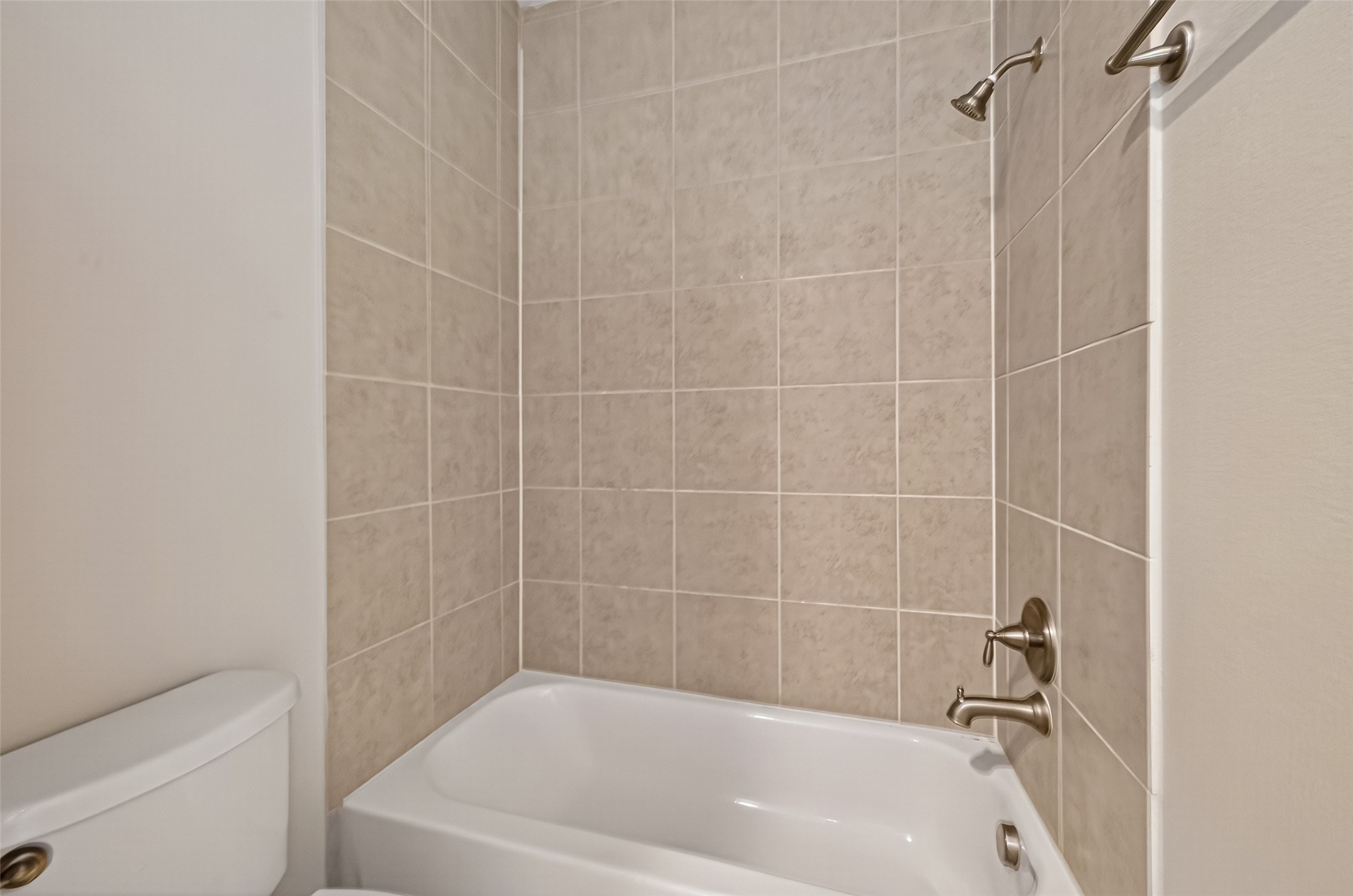 9508 Cedarpost Square Street Houston, TX 77055 - Photo 25 of 30 a bath tub sitting next to a white toilet and a shower