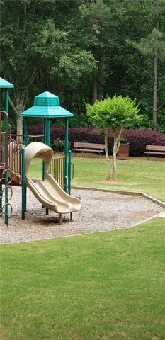 a view of yard with fountain