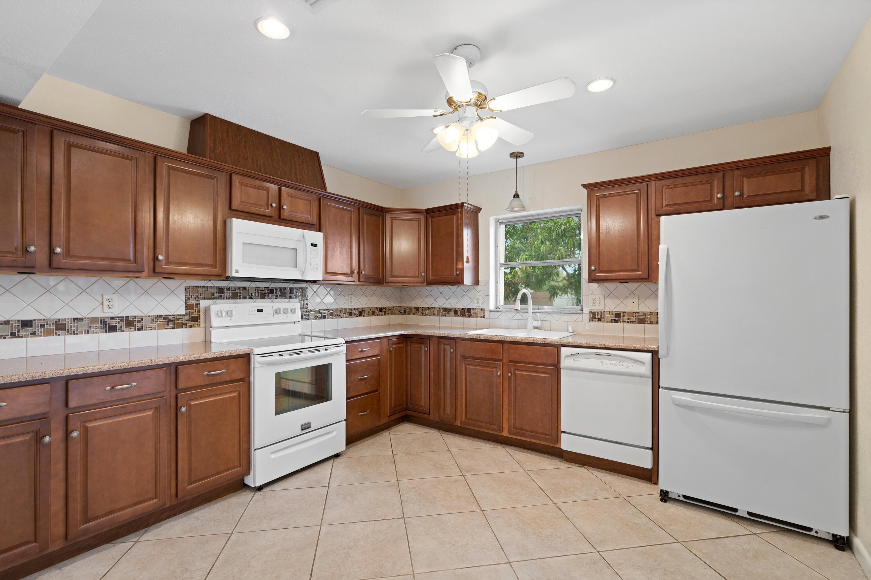 1385 Northwest 6th Street Boca Raton, FL 33486 - Photo 8 of 28 Kitchen