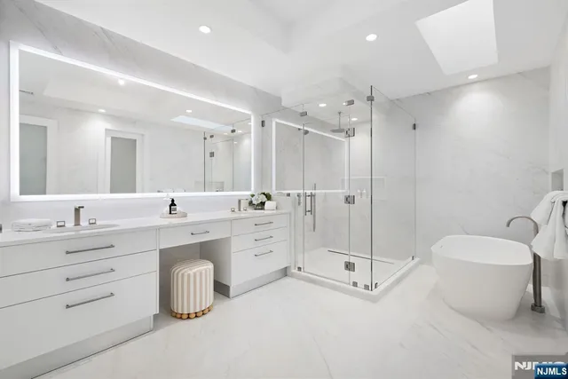 $3,095,000 | 1 Stone Brg Court, Demarest, NJ 07627