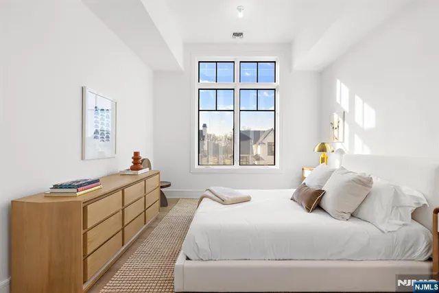 $3,095,000 | 1 Stone Brg Court, Demarest, NJ 07627