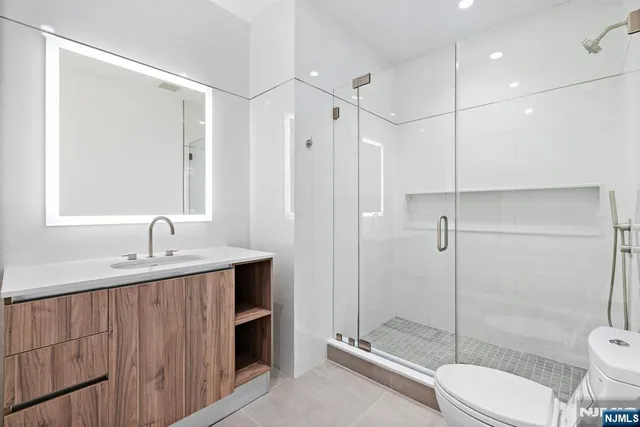 $3,095,000 | 1 Stone Brg Court, Demarest, NJ 07627