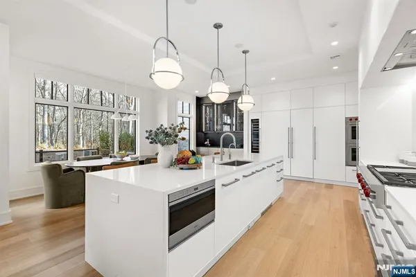 $3,095,000 | 1 Stone Brg Court, Demarest, NJ 07627