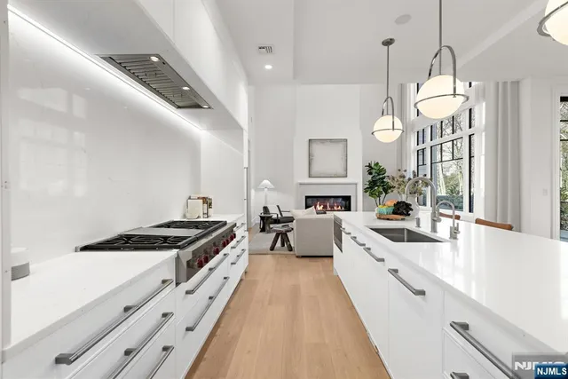 $3,095,000 | 1 Stone Brg Court, Demarest, NJ 07627