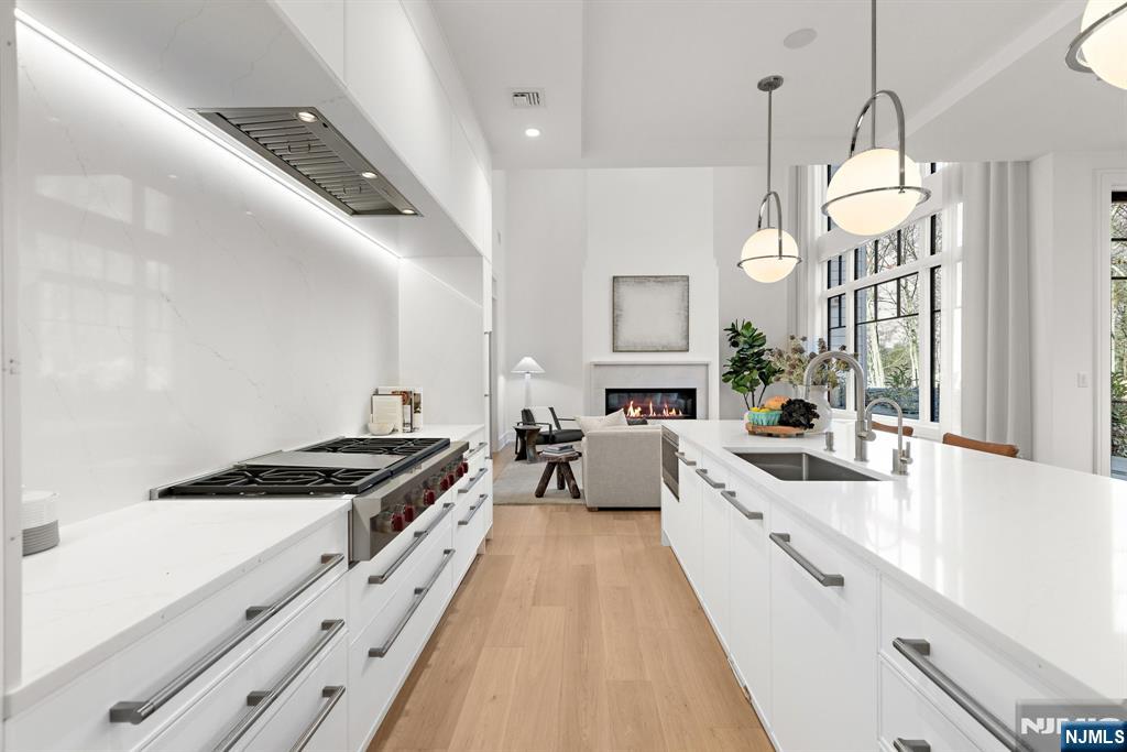 1 Stone Brg Court Demarest, NJ 07627 - Photo 8 of 44