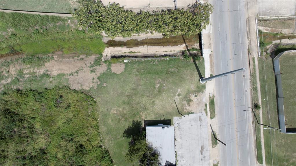 5417 Ramey Avenue Fort Worth, TX 76105 - Photo 3 of 6 a view of a bathroom shower