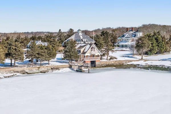 a picture of a room with a floor plan