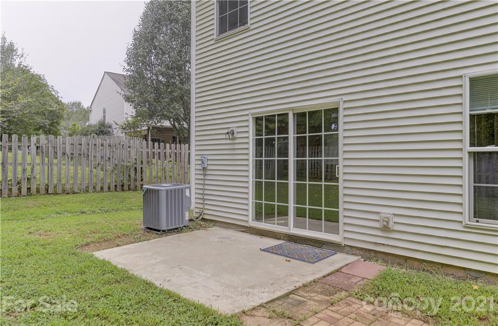10208 Roundleaf Drive Charlotte, NC 28213 - Photo 25 of 26 a view of a backyard with a garden