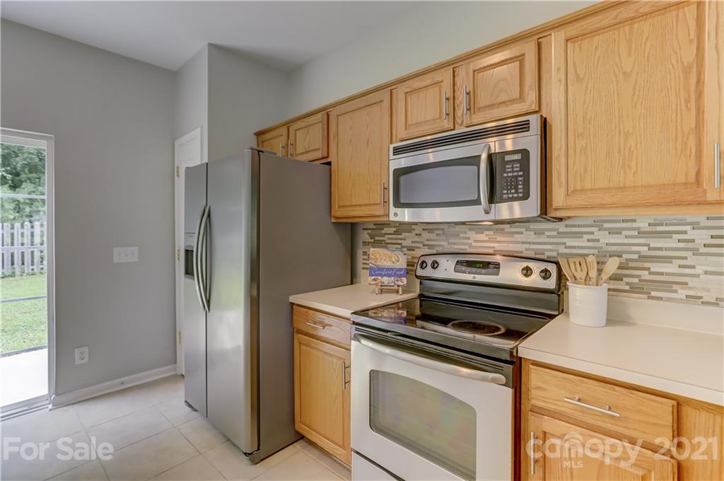 10208 Roundleaf Drive Charlotte, NC 28213 - Photo 9 of 26 a kitchen with granite countertop cabinets stainless steel appliances and a window