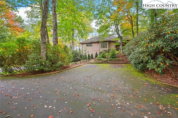 a view of a house with backyard and garden