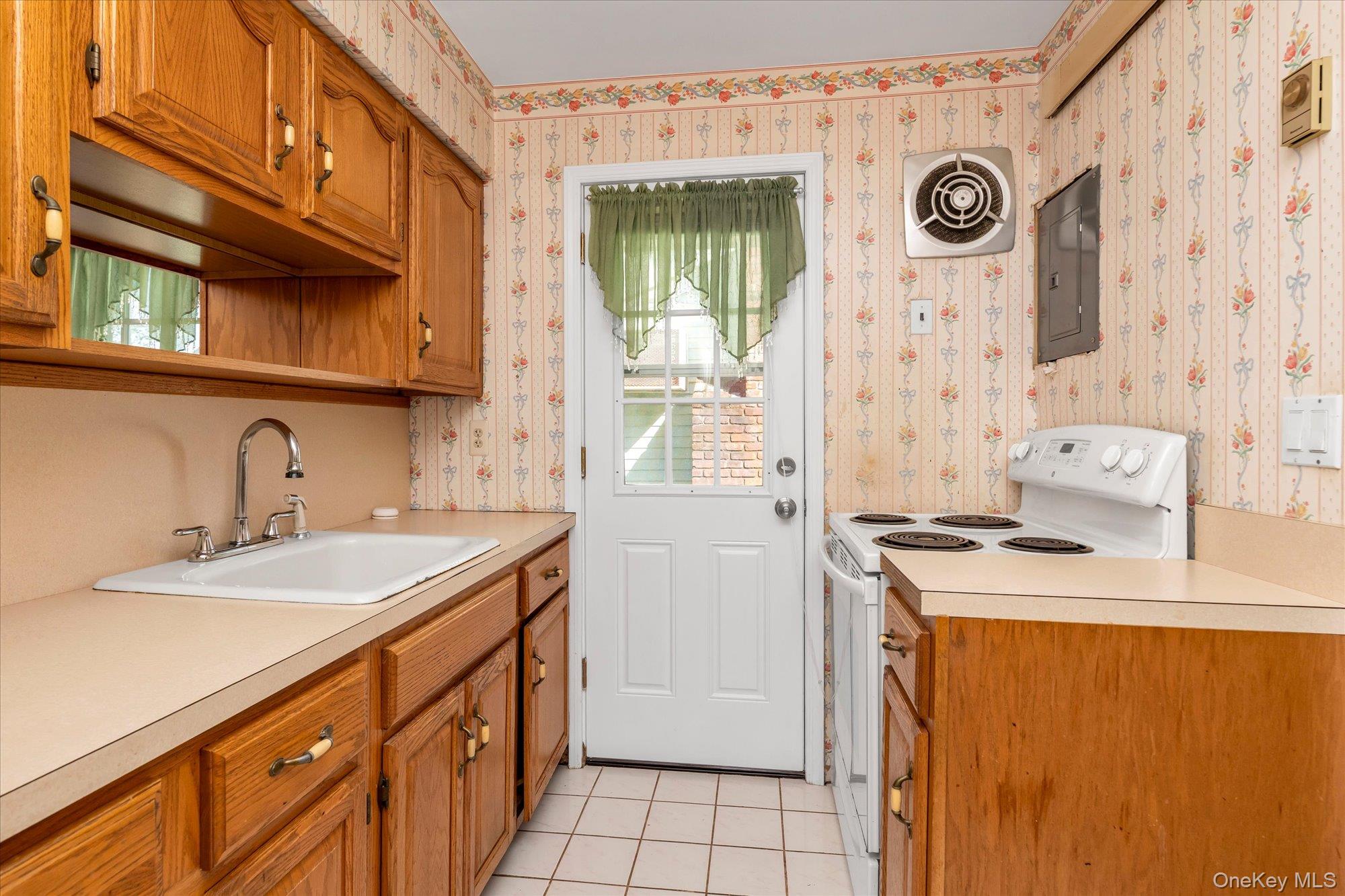 2484 Lindy Road Westbury, NY 11590 - Photo 7 of 20