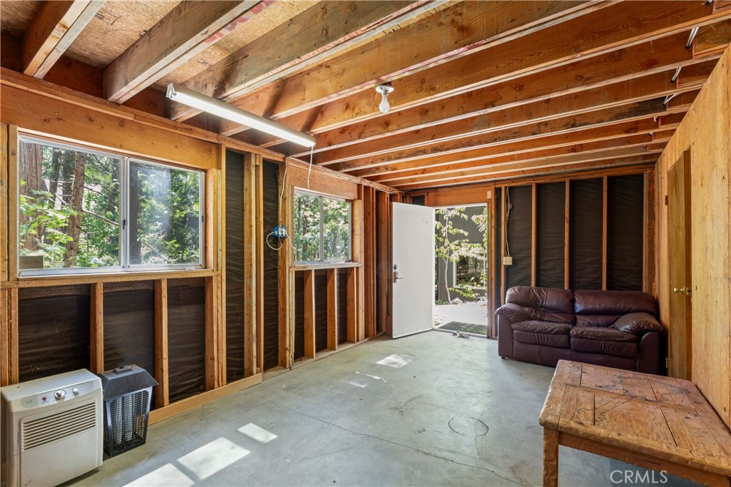 676 Rhine Road Lake Arrowhead, CA 92352 - Photo 19 of 20 a living room with furniture