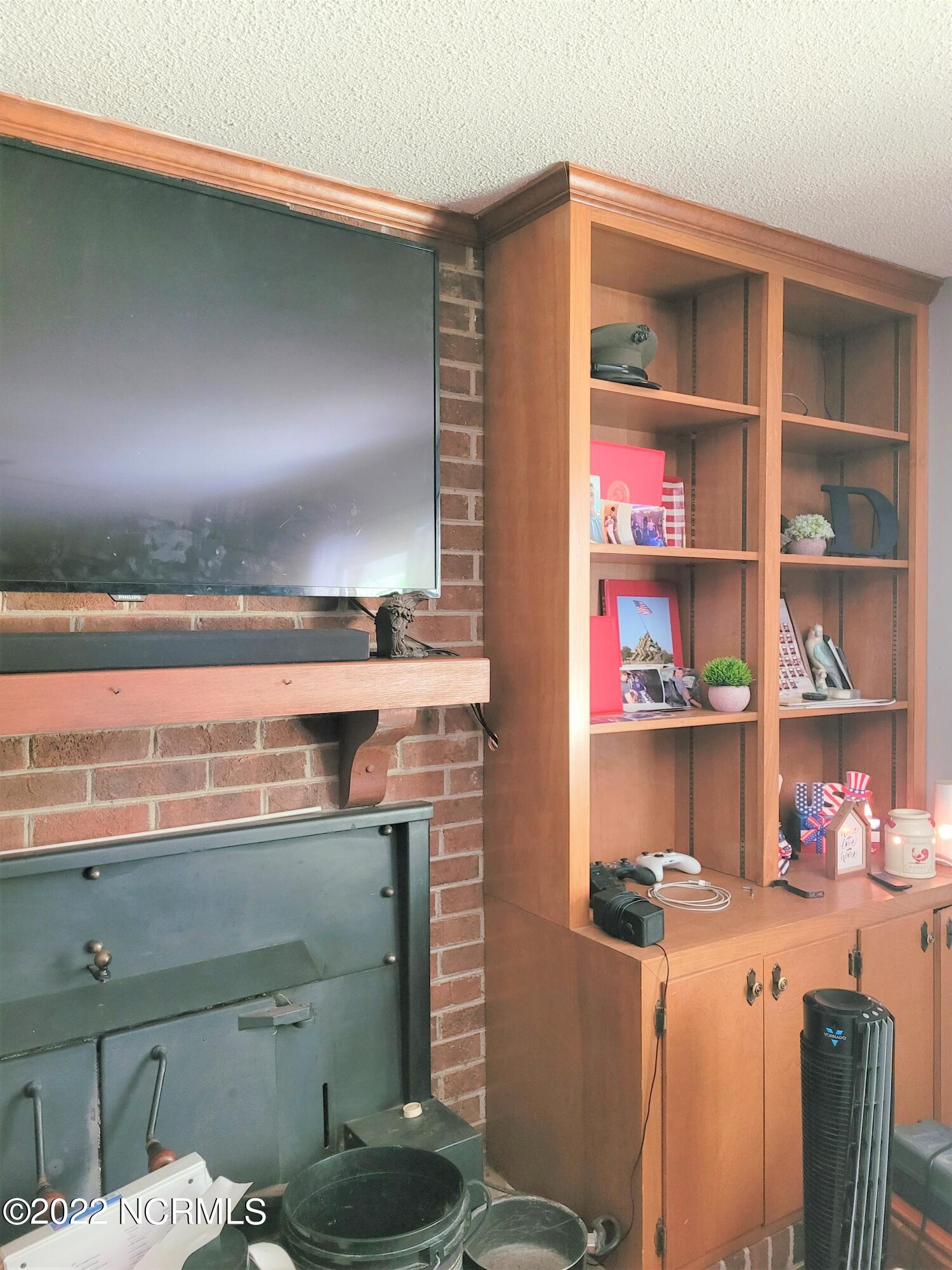 303 Little Rossie Road New Bern, NC 28560 - Photo 11 of 28 Built-ins in Living Room