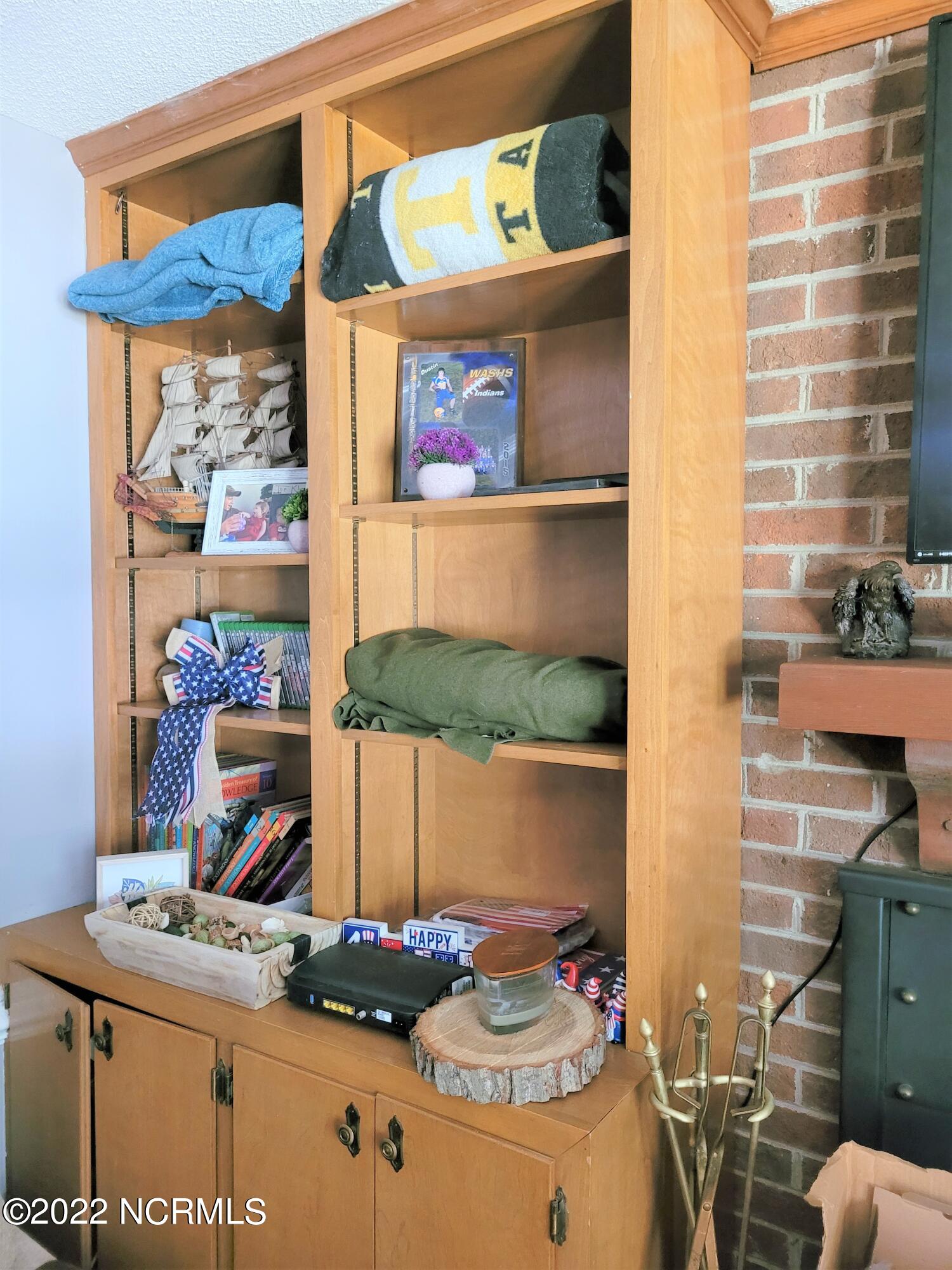 303 Little Rossie Road New Bern, NC 28560 - Photo 9 of 28 Built-ins in Living Room