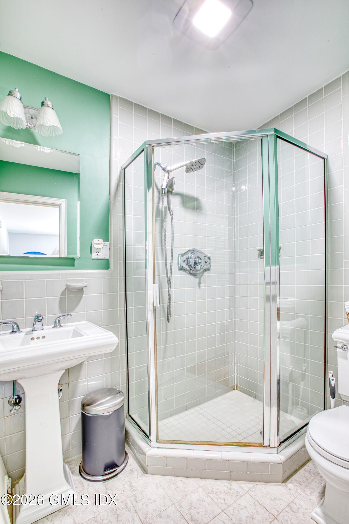 25 Weston Hill Road Riverside, CT 06878 - Photo 18 of 26 En suite 1st floor bathroom