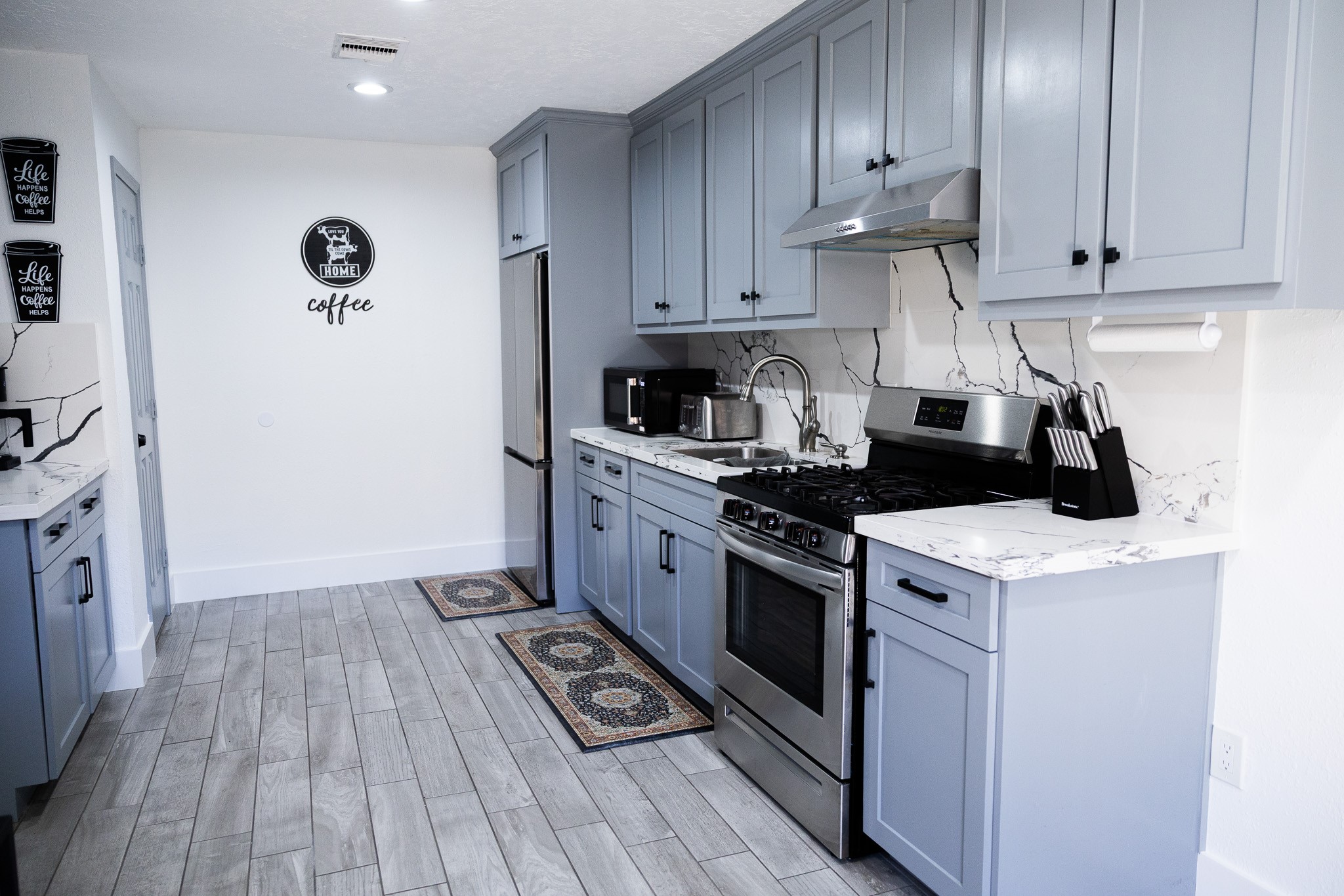 10463 Alcott Drive, Unit B Houston, TX 77043 - Photo 3 of 11 a kitchen with granite countertop a sink cabinets and stainless steel appliances