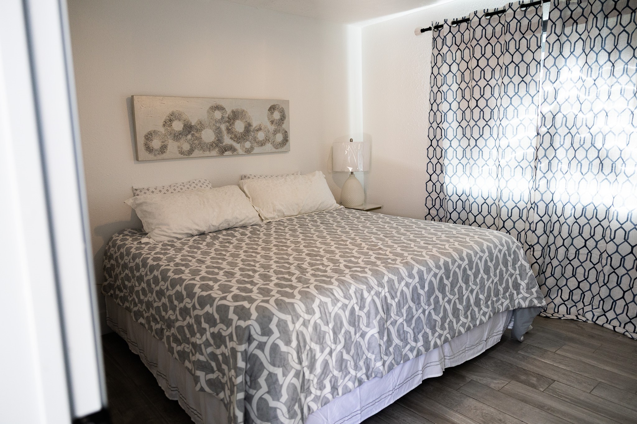 10463 Alcott Drive, Unit B Houston, TX 77043 - Photo 7 of 11 a bedroom with a bed and a painting on the wall