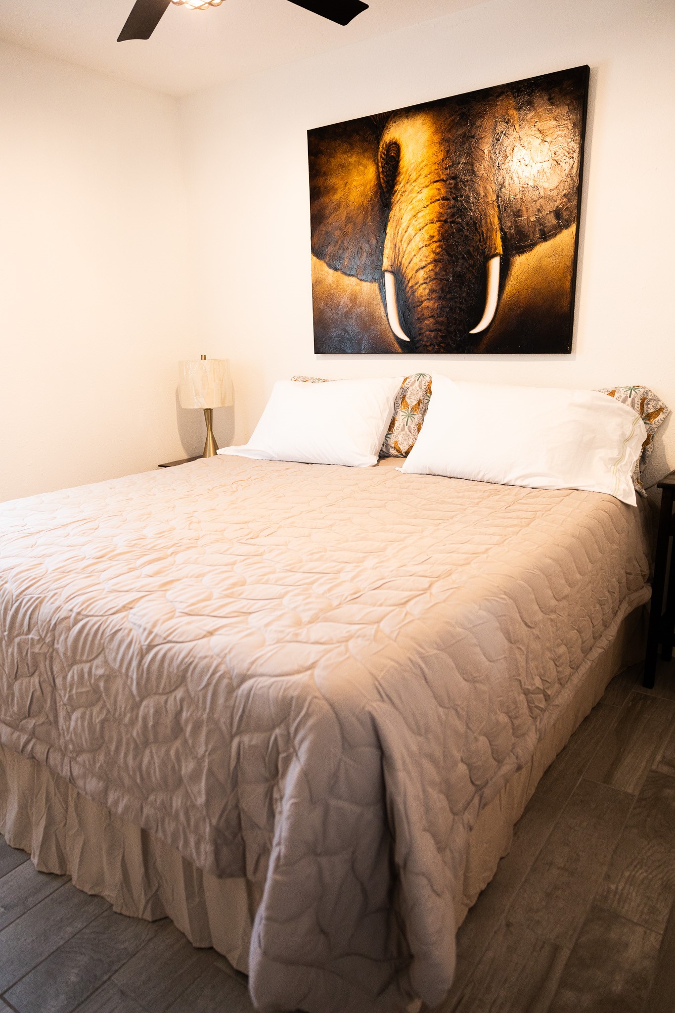 10463 Alcott Drive, Unit B Houston, TX 77043 - Photo 8 of 11 a bedroom with a bed and painting on the wall