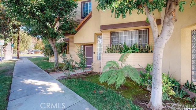 1245 Grandview Avenue, Unit 4 Glendale, CA 91201 - Photo 7 of 20 a front view of a house with garden