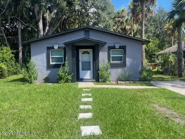 a view of a house with yard and plants