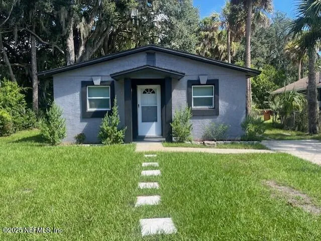 a view of a house with yard and plants