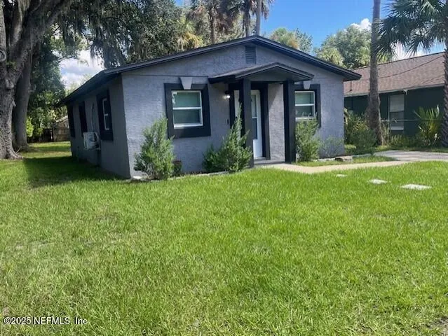 a view of a house with yard and plants