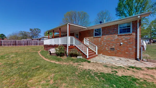 a view of a house with a yard