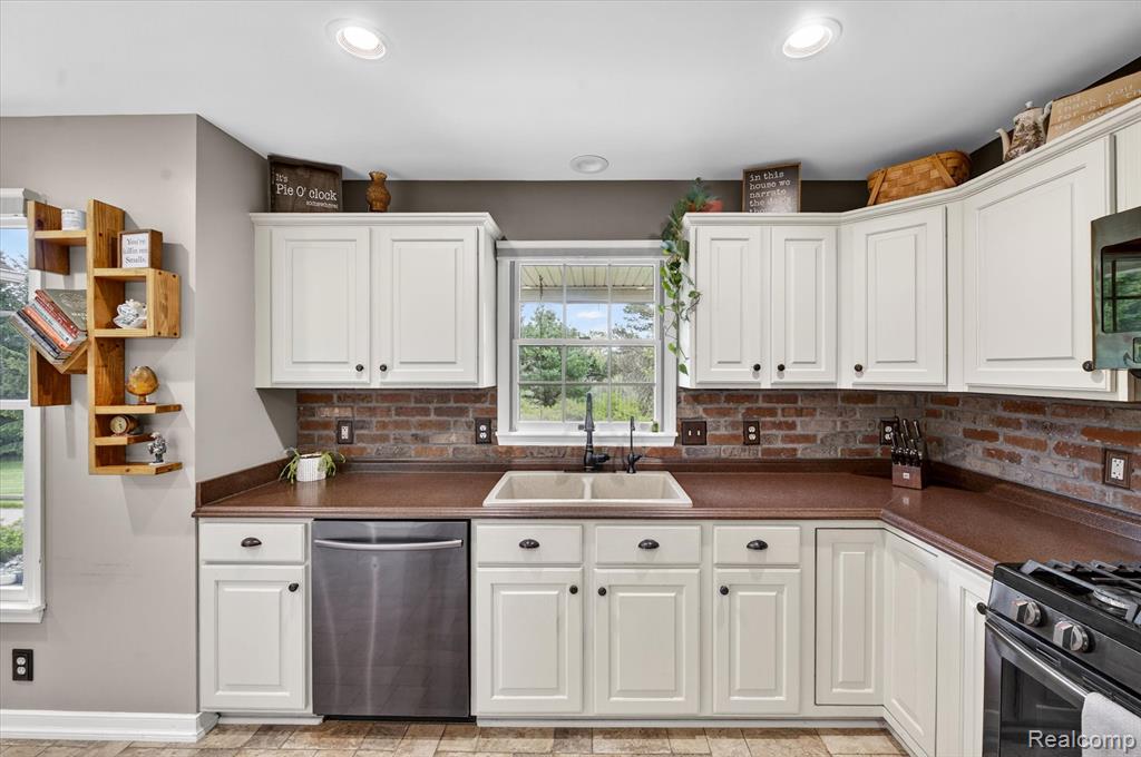 7659 Clyde Road Fenton, MI 48430 - Photo 16 of 52