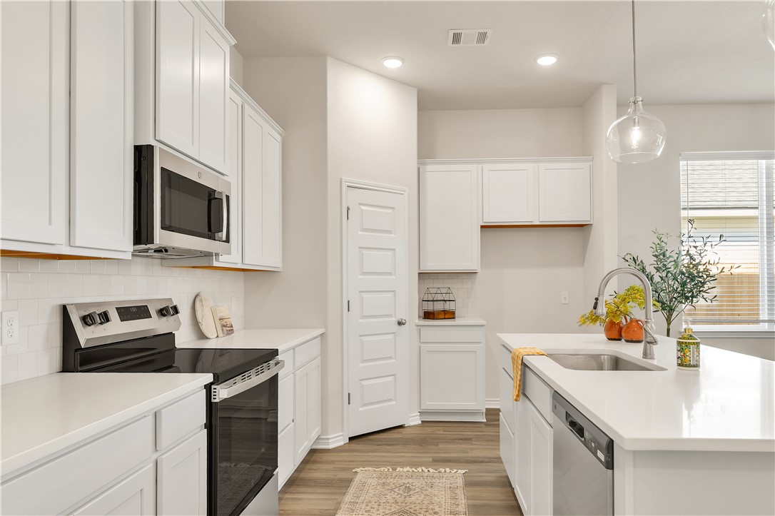3520 Pointe Du Hoc Drive Bryan, TX 77808 - Photo 8 of 40 Kitchen