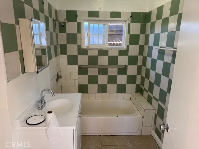 $1,700 | 1159 East 74th Street, Los Angeles, CA 90001