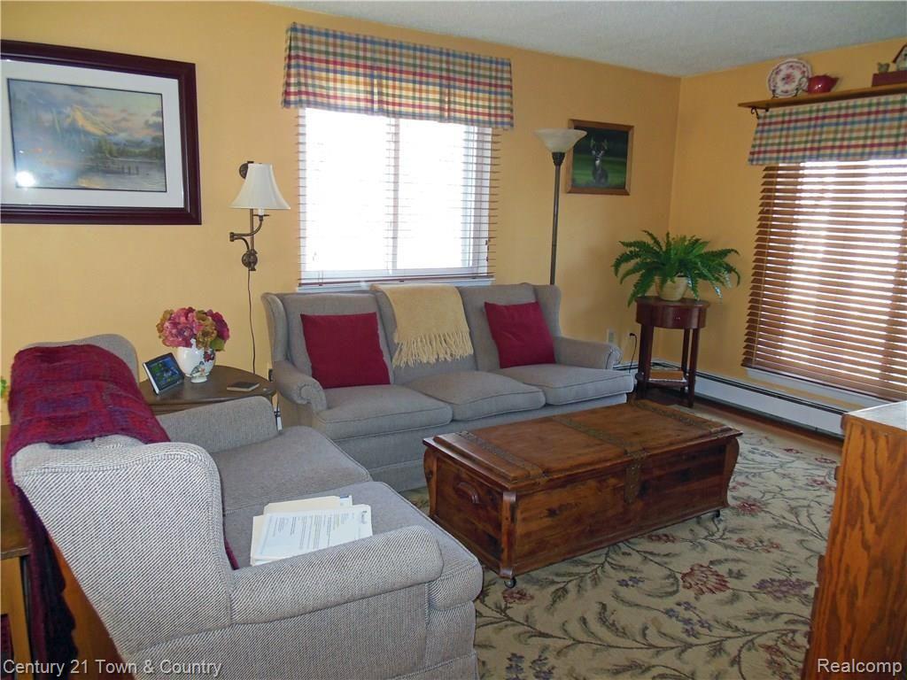 4801 Whipple Lake Road Clarkston, MI 48348 - Photo 6 of 25 LIVING ROOM