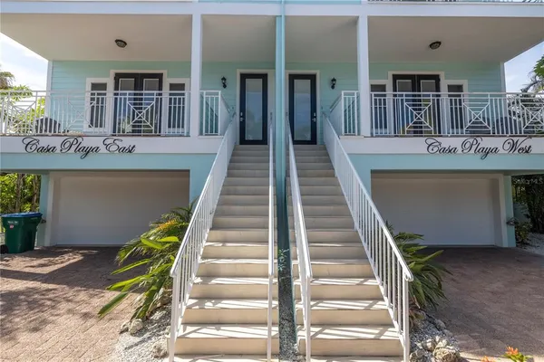 a view of entryway with a front door