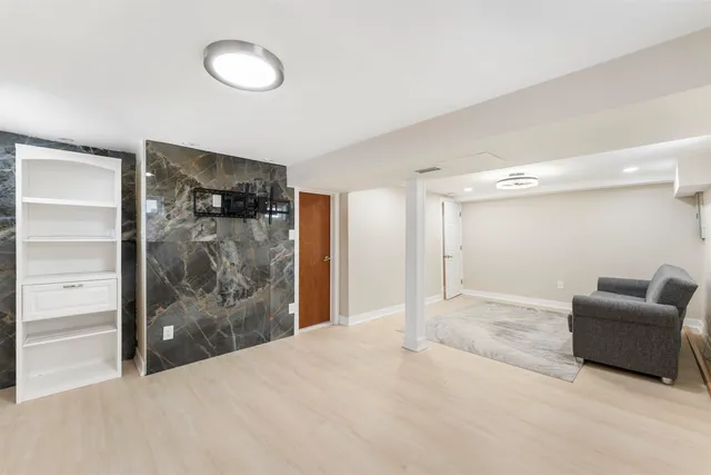 a view of livingroom with furniture