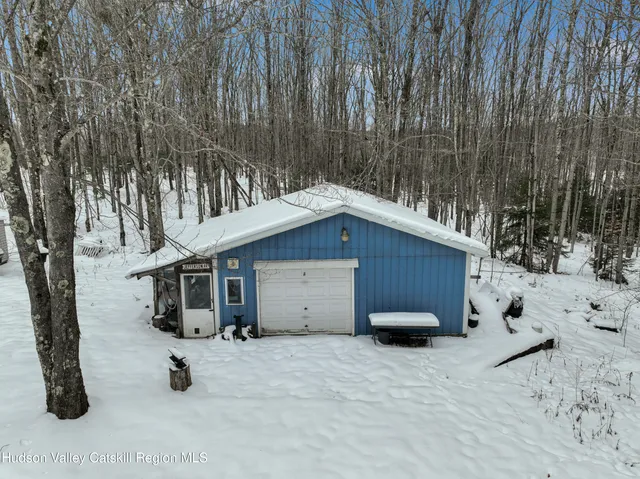 a view of a house with backyard and trees
