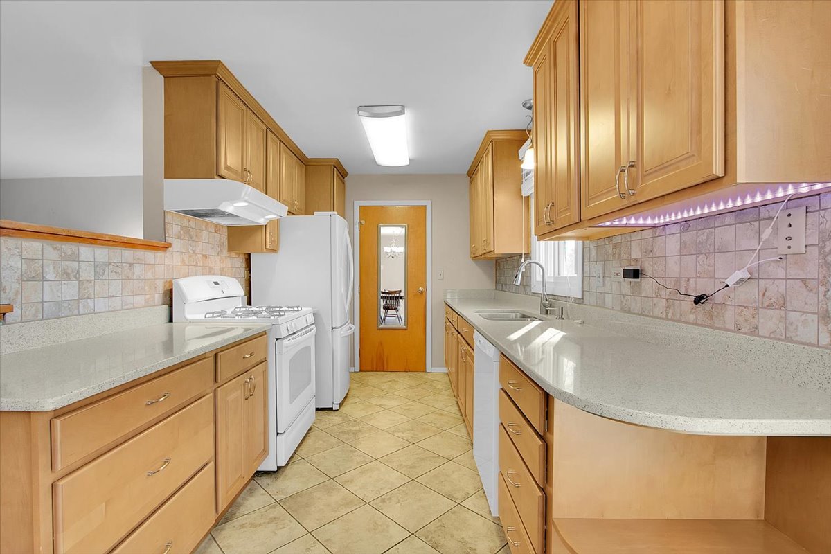 426 Thunderbird Trail Carol Stream, IL 60188 - Photo 12 of 34 a kitchen with stainless steel appliances granite countertop a sink and a stove
