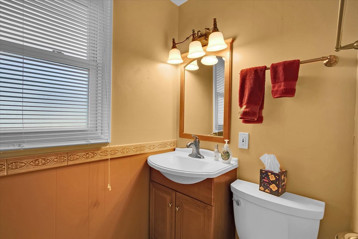 426 Thunderbird Trail Carol Stream, IL 60188 - Photo 16 of 34 a bathroom with a sink a toilet and mirror