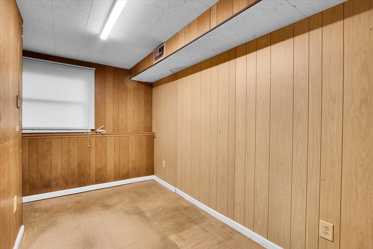 426 Thunderbird Trail Carol Stream, IL 60188 - Photo 22 of 34 a view of a garage