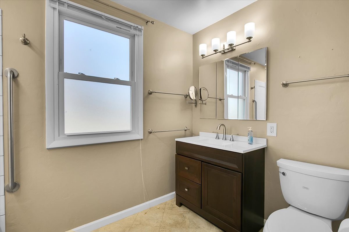 426 Thunderbird Trail Carol Stream, IL 60188 - Photo 24 of 34 a bathroom with a toilet a sink and mirror