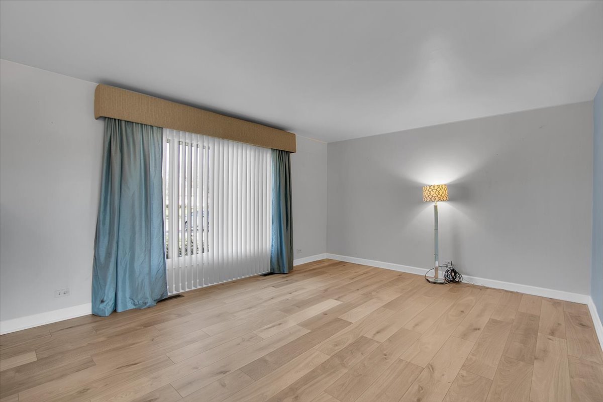 426 Thunderbird Trail Carol Stream, IL 60188 - Photo 5 of 34 a view of a livingroom with a staircase