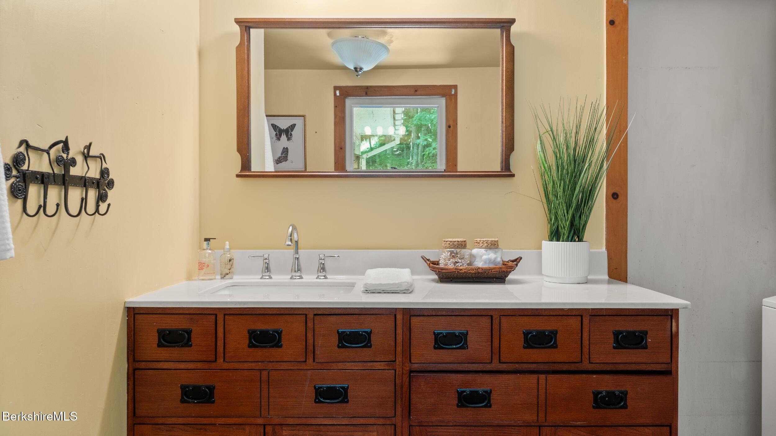 1 Pixley Hill Road Stockbridge, MA 01236 - Photo 20 of 27 Primary bathroom
