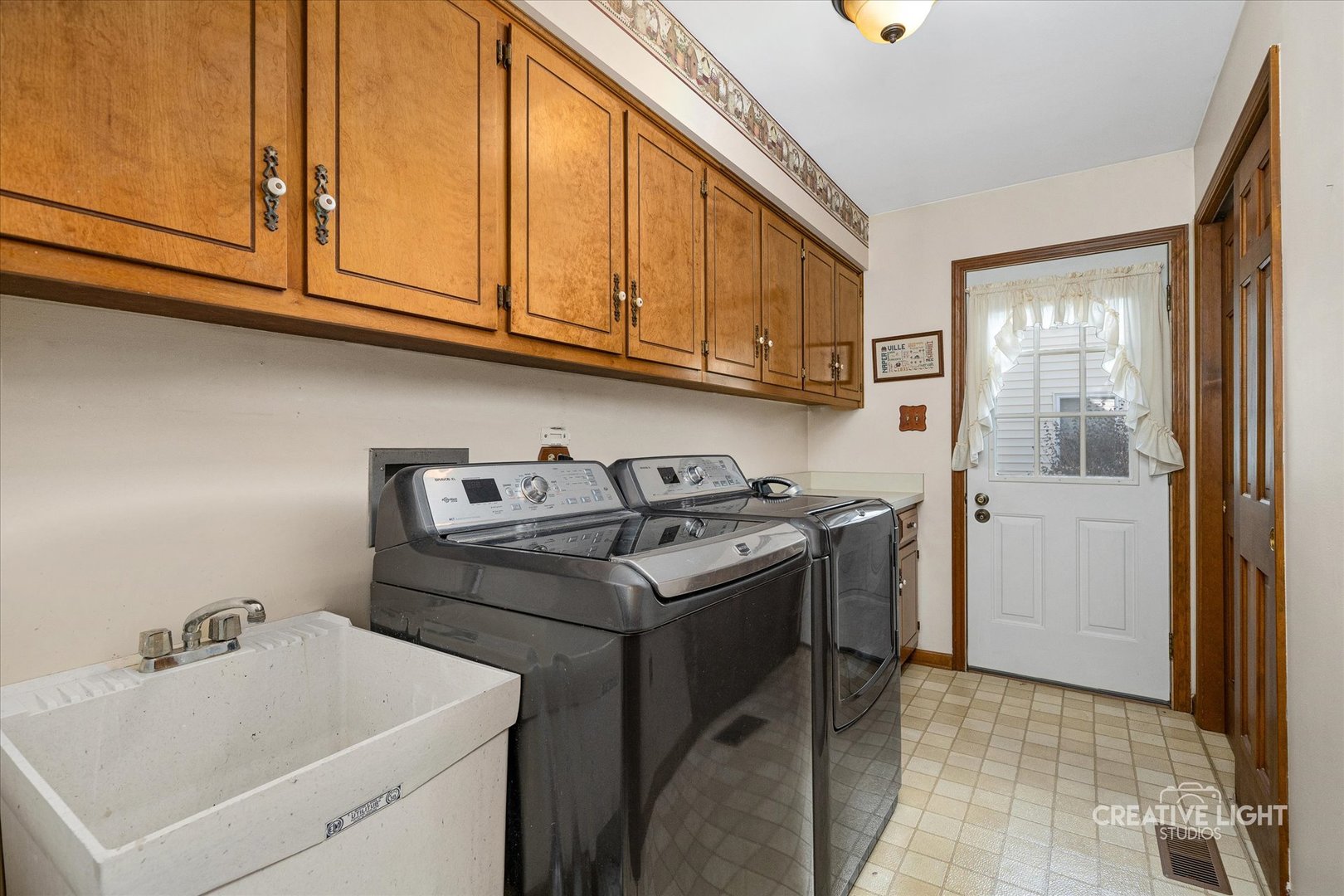 930 Appomattox Circle Naperville, IL 60540 - Photo 11 of 29 a kitchen with a sink stove and cabinets