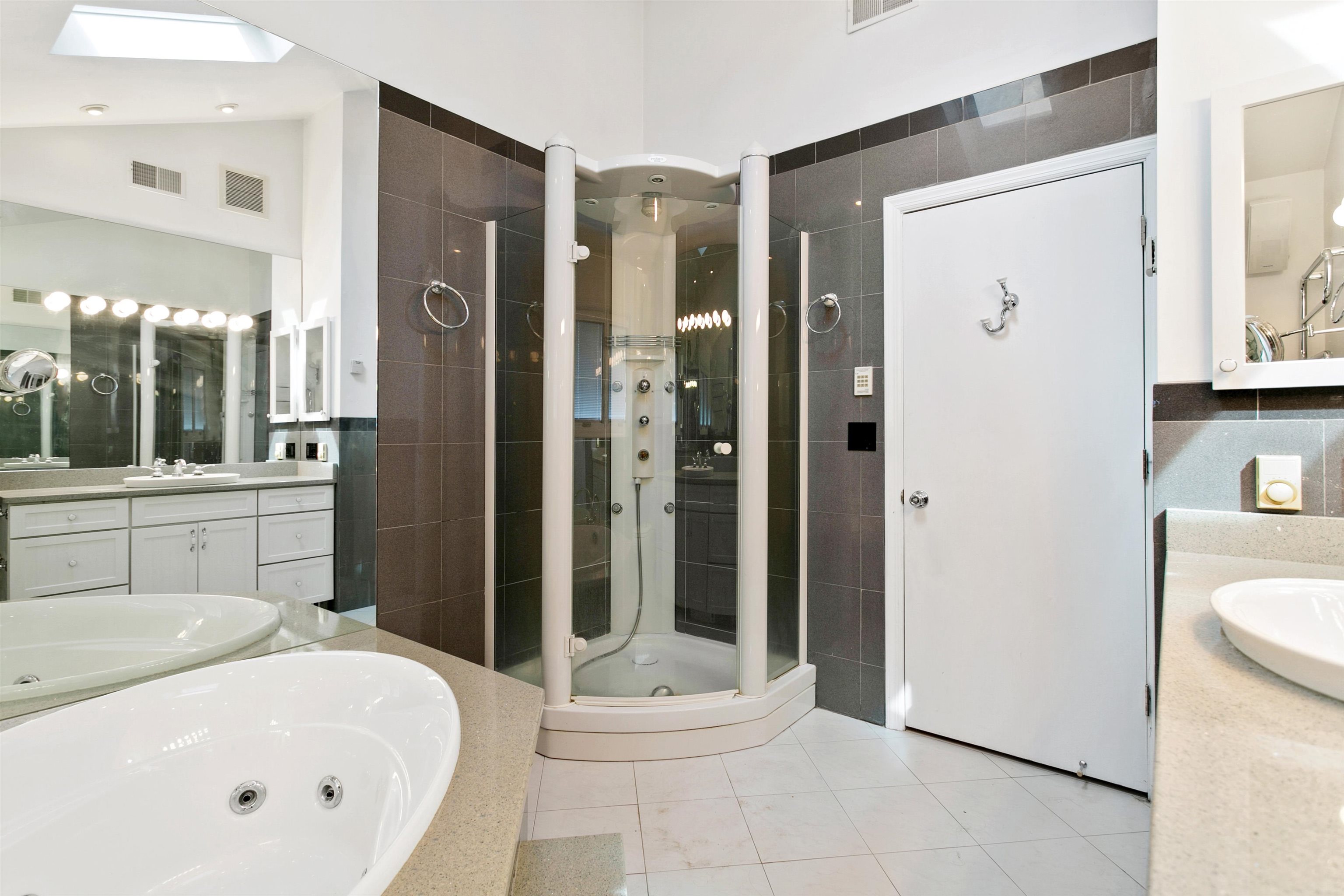 39 Raymond Avenue Rutherford, NJ 07070 - Photo 13 of 15 a bathroom with a tub sink and mirror