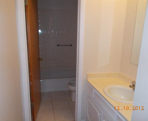850 South Lorraine Road, Unit 2K Wheaton, IL 60189 - Photo 6 of 9 a bathroom with a bathtub