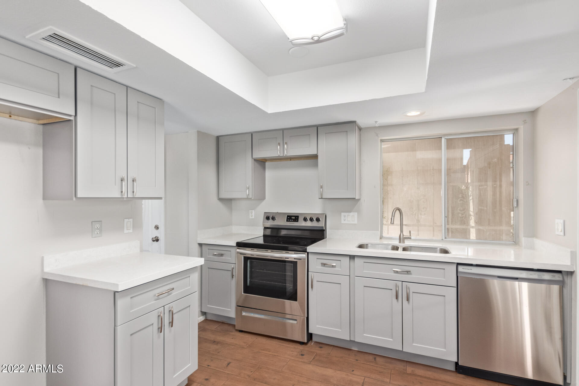 2435 West Greenway Road, Unit 6 Phoenix, AZ 85023 - Photo 9 of 25 10 - Greenway