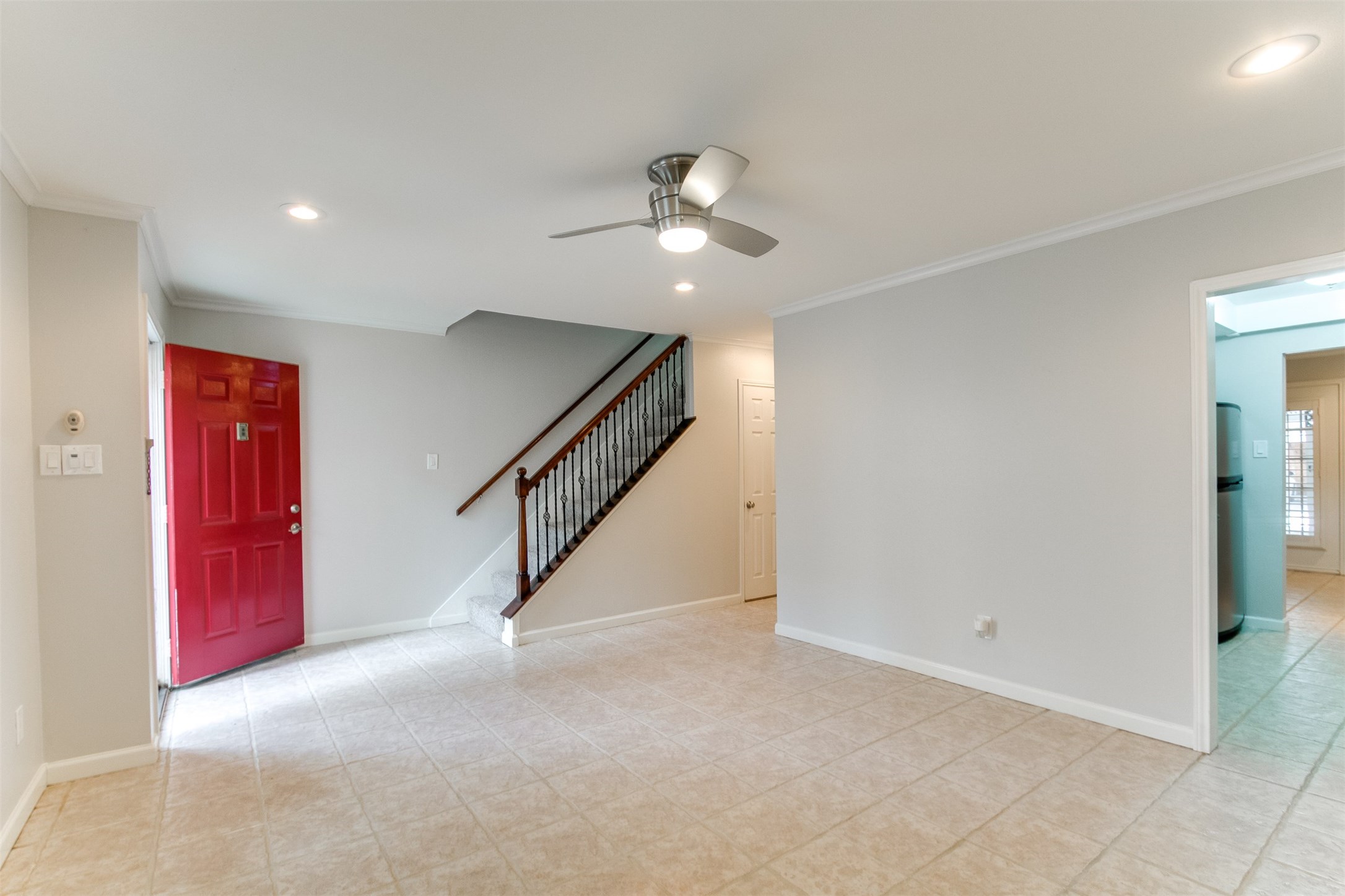 1407 Springrock Lane Houston, TX 77055 - Photo 25 of 25 The circular floor plan allows for easy access to the Kitchen from the Family Room.