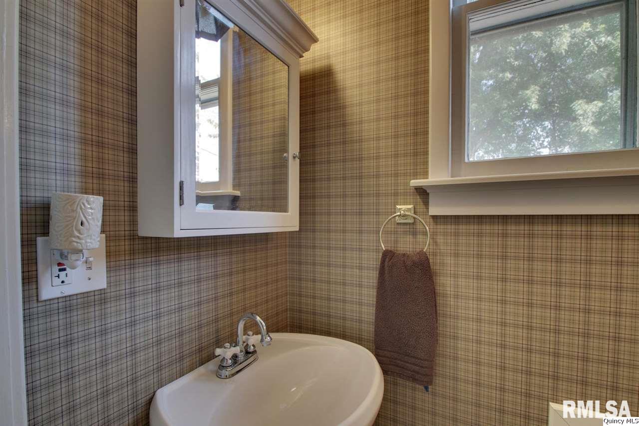 1503 Kentucky Street Quincy, IL 62301 - Photo 12 of 25 Gallery Image 12