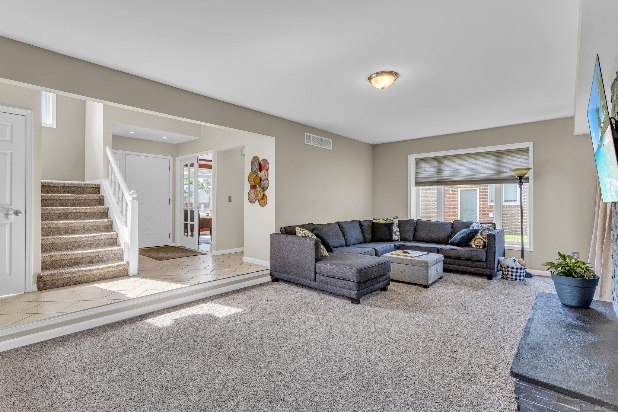 690 Baker Street Rochester, MI 48307 - Photo 6 of 30 50147867-cb0aa7c0-e765-41a9-b3d6-df8a9e89d043.JPG